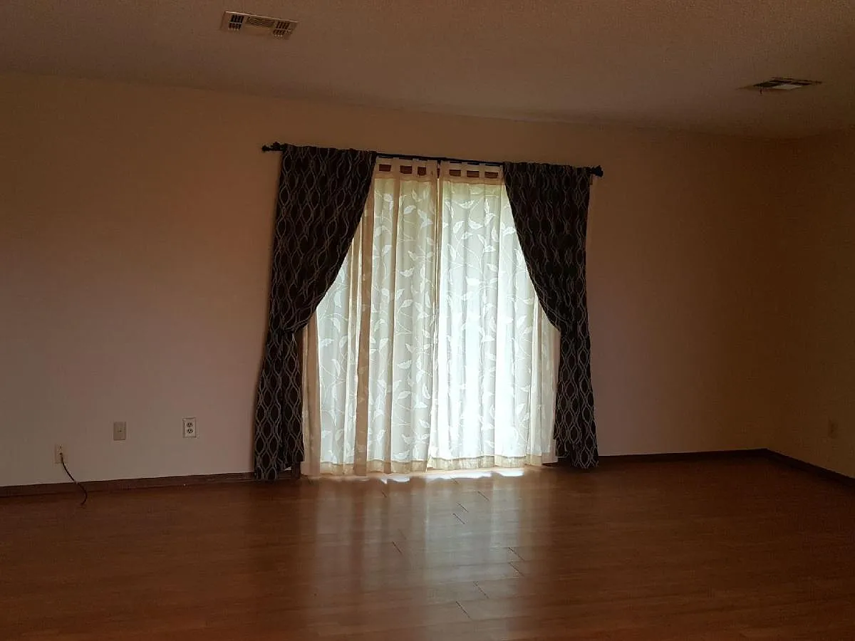 3 bed, 1.5 bath, 1061 sqft, $1,200 — Photo 2