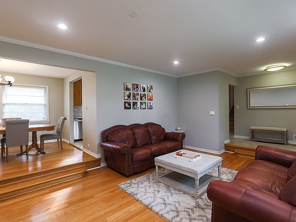 3rd image of 9423 Kilbourn Ave