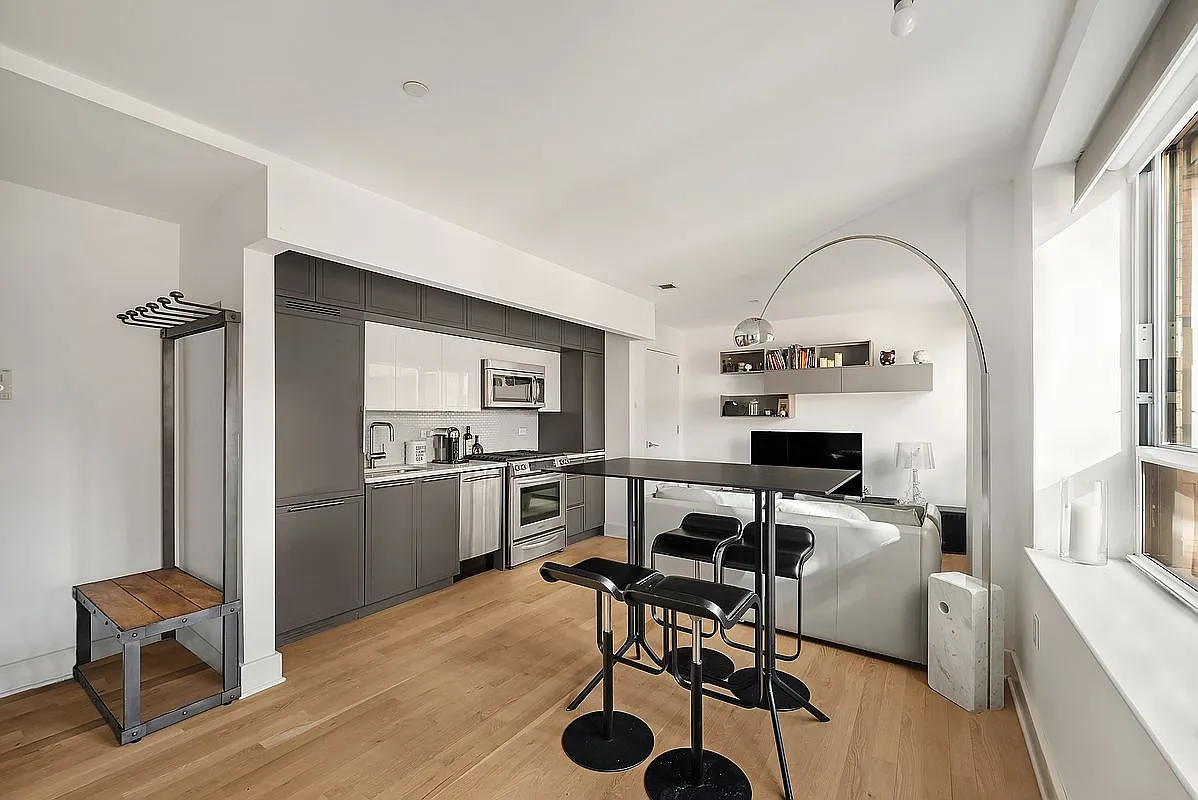 432 W 52nd St APT 5B photo 1