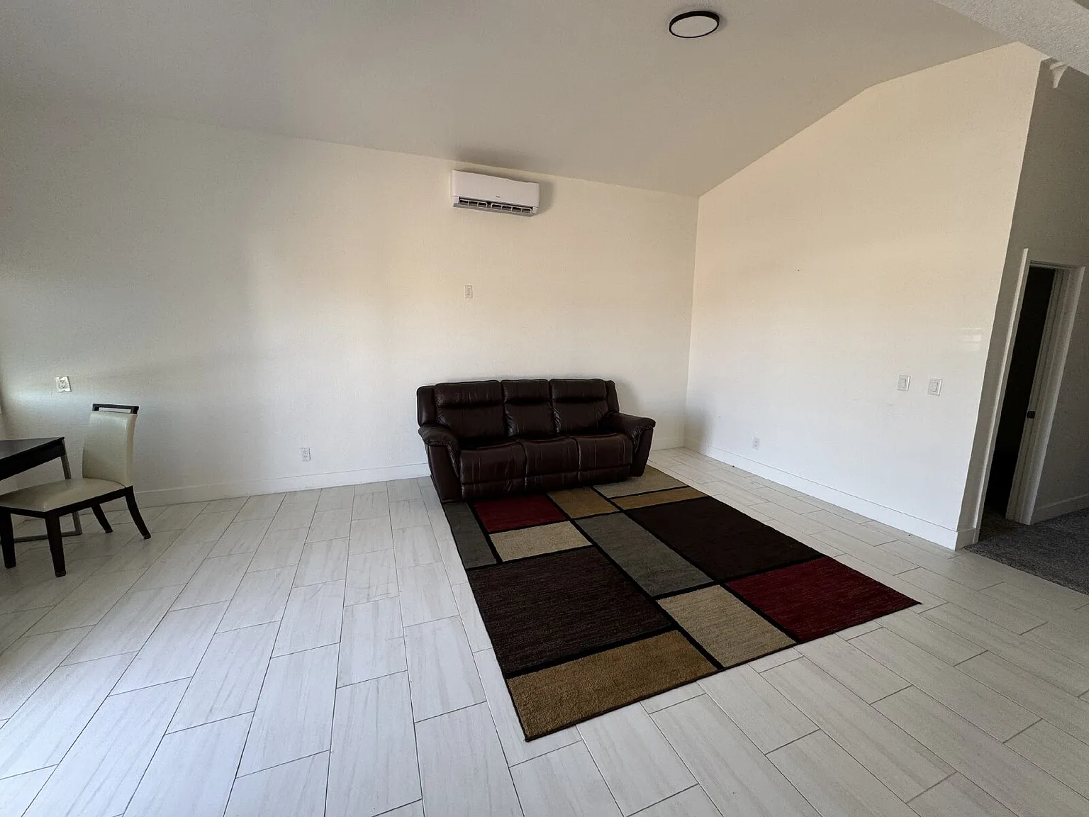 5 bed, 2.0 bath, 1746 sqft, $2,500 — Photo 2