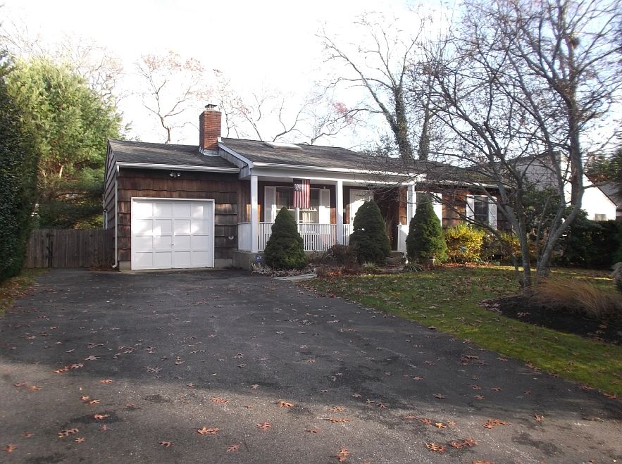 1st image of 25 Hampton Bays Dr