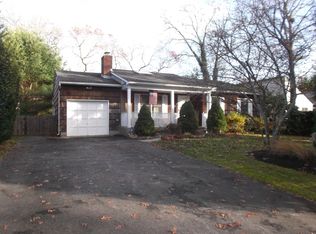 25 Hampton Bays Dr, Hampton Bays, NY 11946