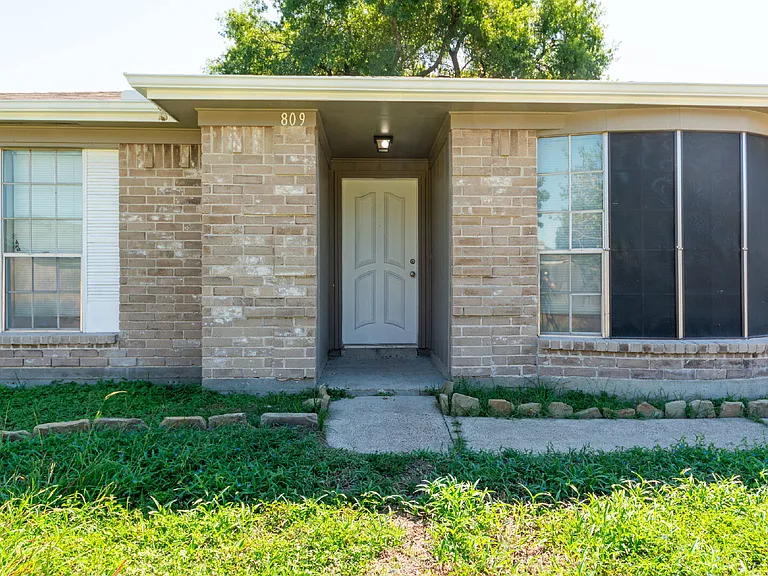 809 Willow Creek Dr — Photo 3