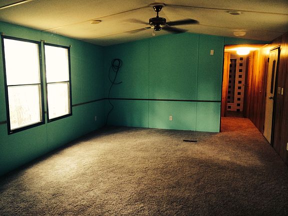 HUGE living room with new carpet!