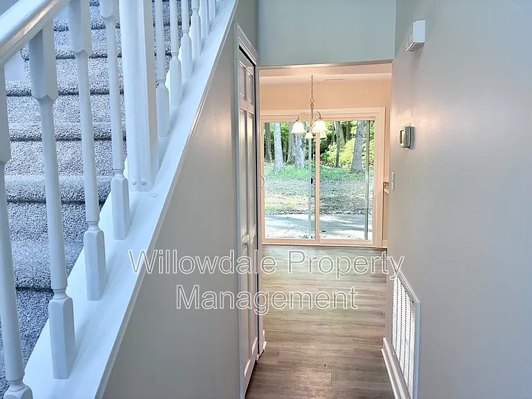 102 E Charing Cross — Photo 10