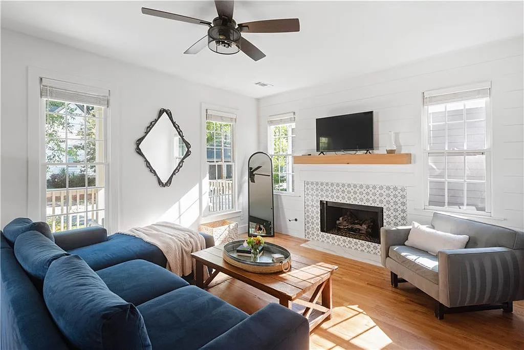 3 bed, 2.5 bath, 2500 sqft, $8,000 — Photo 1