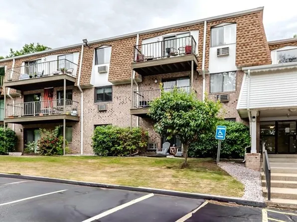 752 Quaker Ln #B203, Warwick, RI 02818