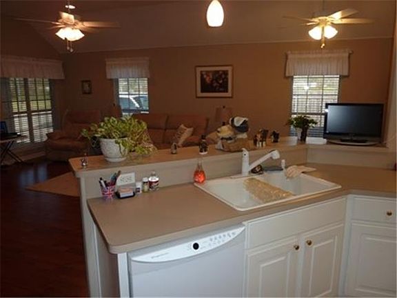 5th image of 101 Friendswood Cir