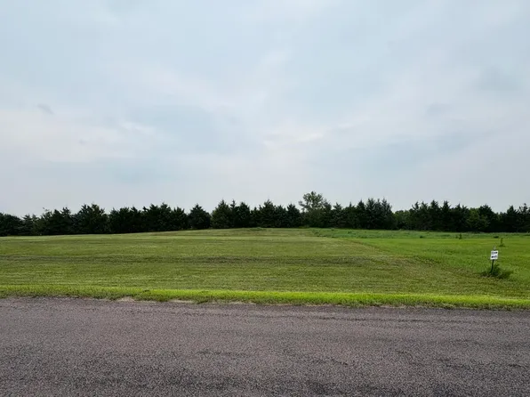 2072 E Boulder Ridge Dr, Watertown, SD 57201