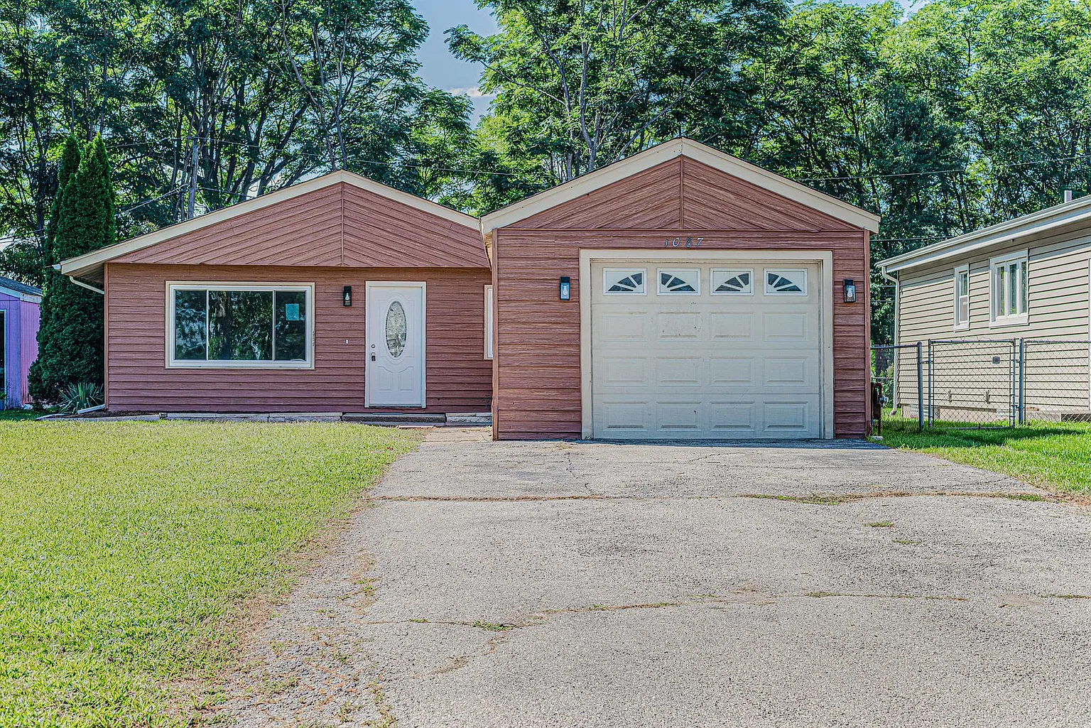 1087 Houston Ave photo 1