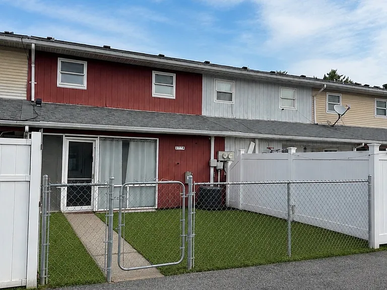 Fenced in backyard and 2 parking spots