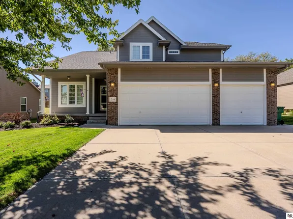 216 Castle Pine Dr, Papillion, NE 68133