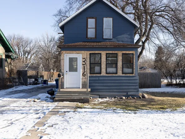 316 11th St N, Moorhead, MN 56560