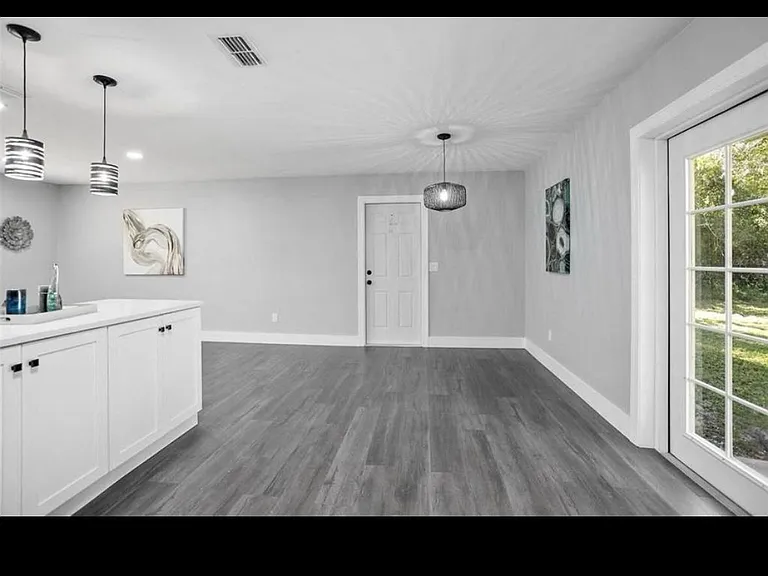 2061 Tanglewood Dr — Photo 2