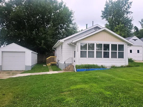 1325 Maplewood Dr NE, Cedar Rapids, IA 52402