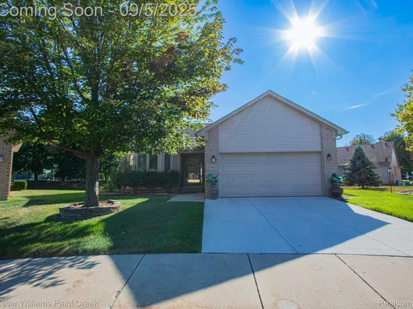 17917 Pointe Ct, Clinton Township, MI 48038