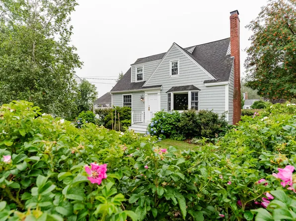 9 Phillips Road, Falmouth, ME 04105