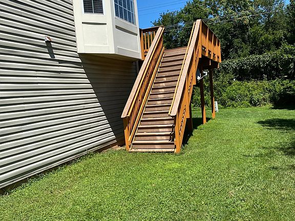 Wide stairs to the deck