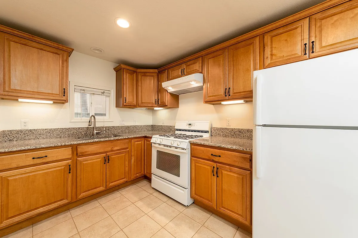 Building Photo - 1515 E Higgins St #1