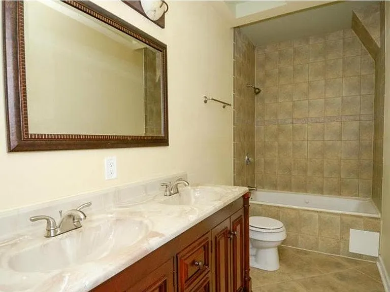 2326 E Fayette St — Photo 8