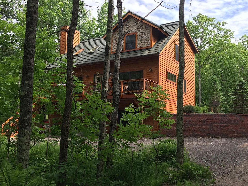 Year round home on Nelson Lake--3 levels, great living space!