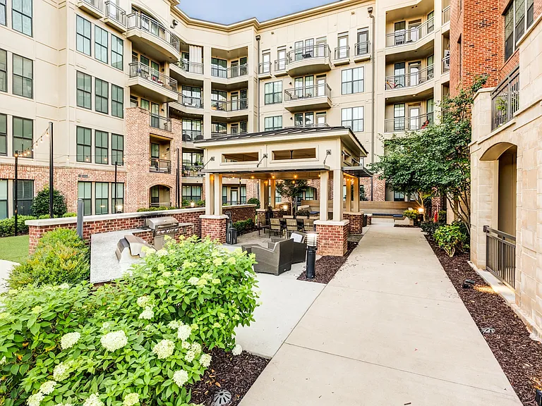 District West — Photo 31