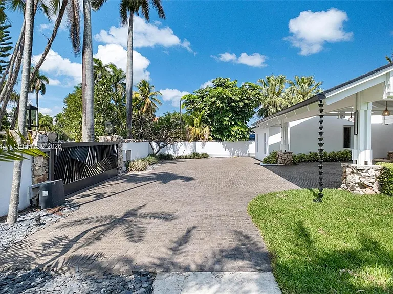 1365 Bay Ter — Photo 32