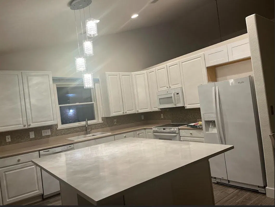 6 bed, 4100 sqft, $4,020 — Photo 1