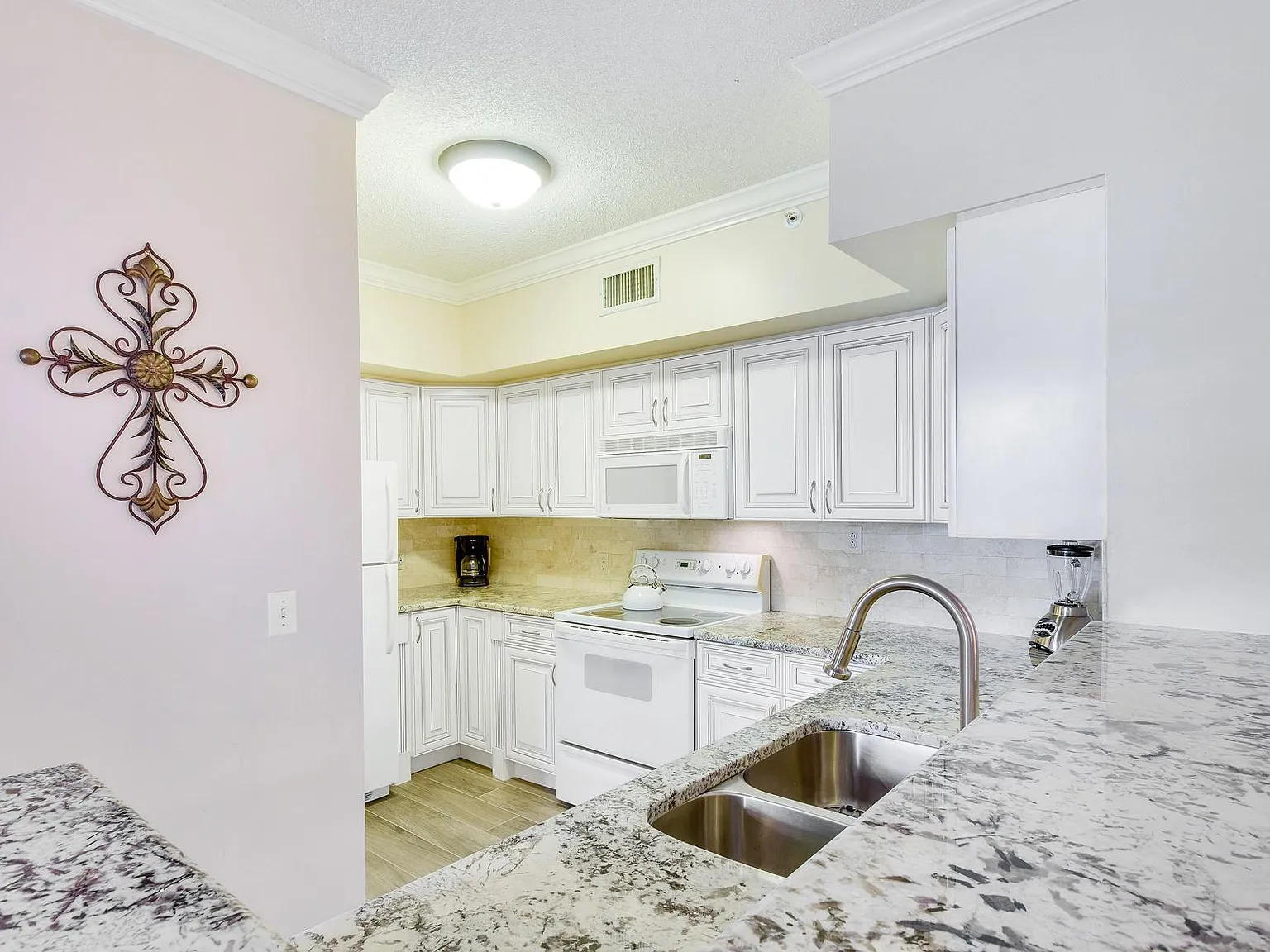 3 bed, 2.0 bath, 1479 sqft, $5,500 — Photo 4