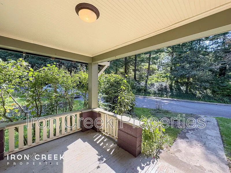 3 bed, 2.0 bath, 1078 sqft, $2,195 — Photo 2