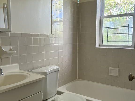 5th image of 54 Saratoga Ave