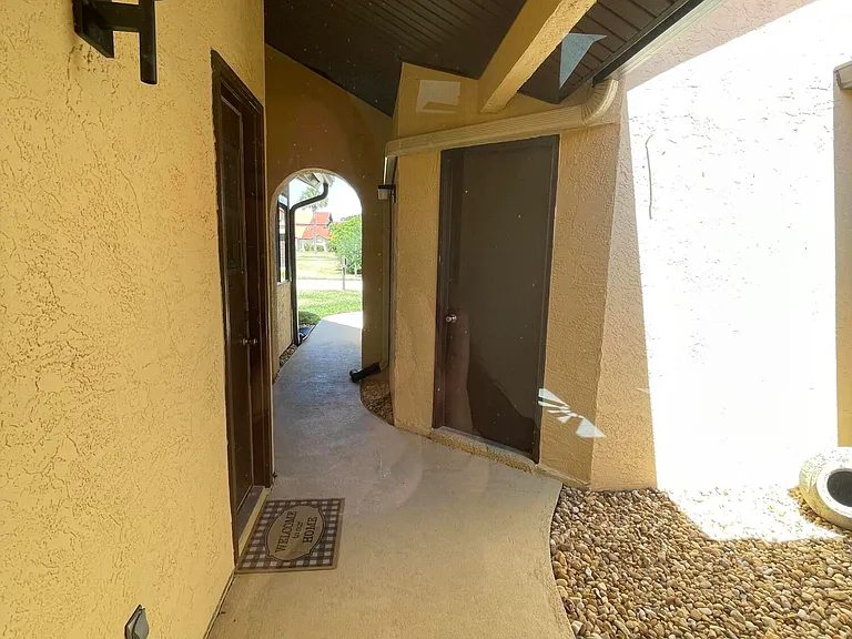 613 Manatee Dr — Photo 4