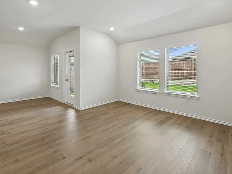 505 Lansdowne Dr — Photo 2