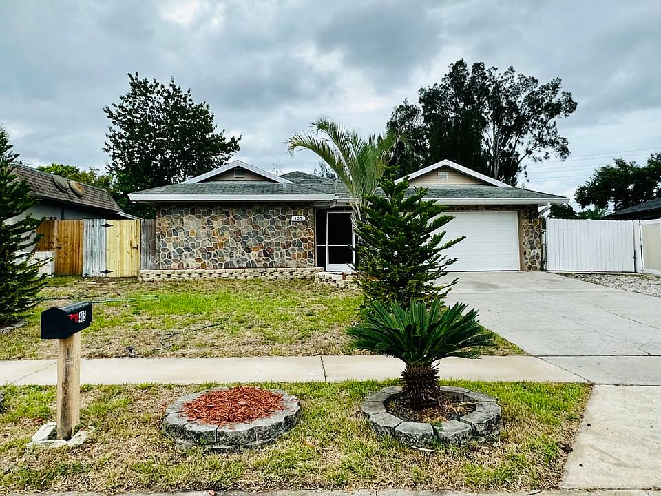 1st image of 405 S Hawthorn Cir