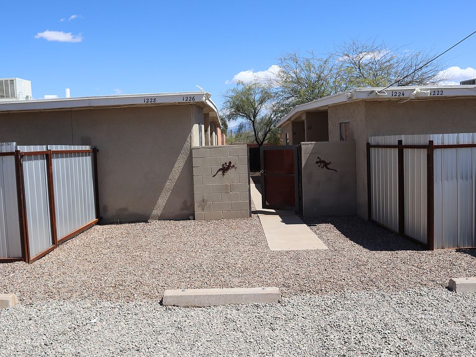 Private entrance to unit.