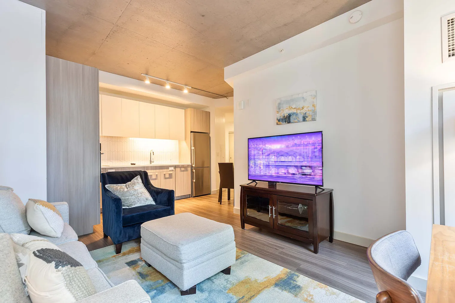 1 bed, 1.0 bath, 613 sqft, $8,677 — Photo 2
