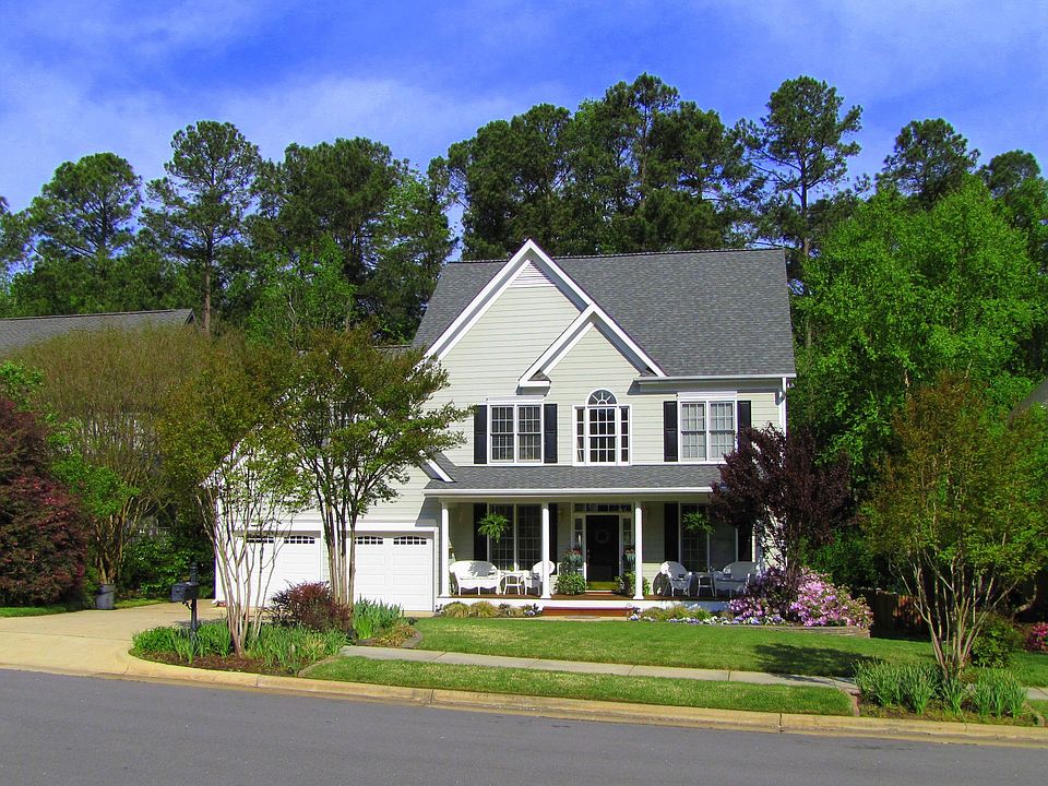 BEAUTIFUL CURB APPEAL