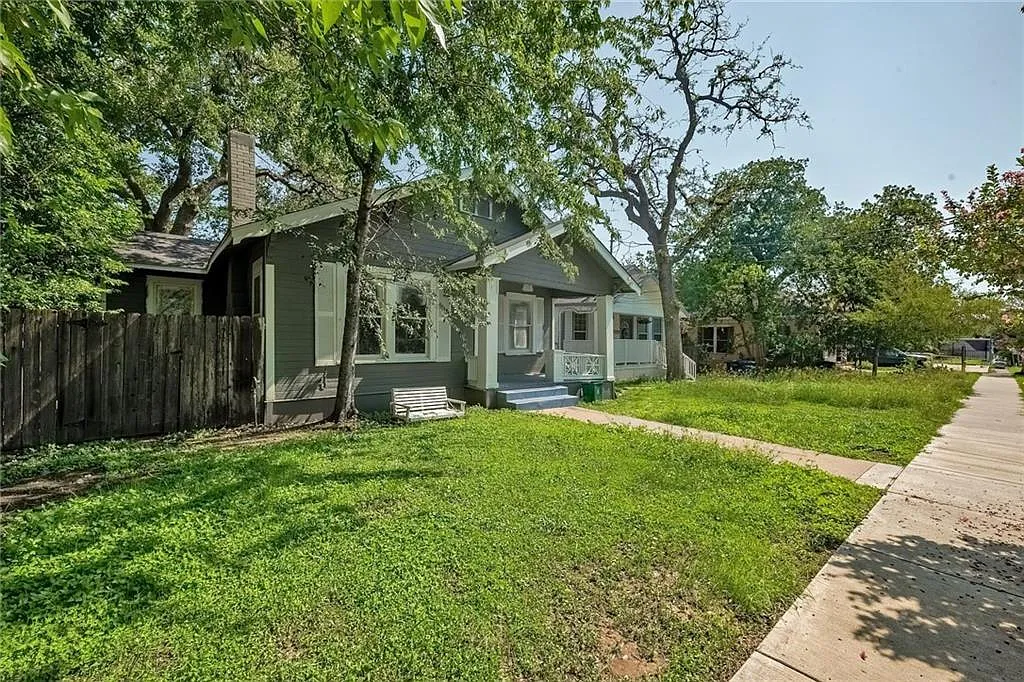 Building Photo - 610 W 35th St #B