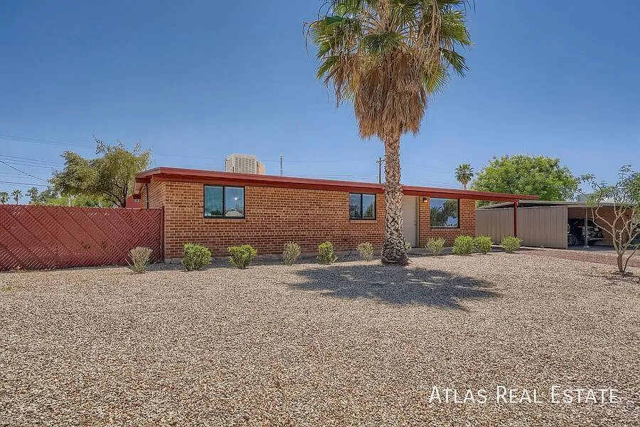 Eastside 3 Bedroom with large yard! — Photo 2