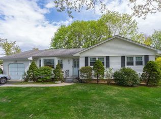 28 Burns Ct, Greenlawn, NY 11740