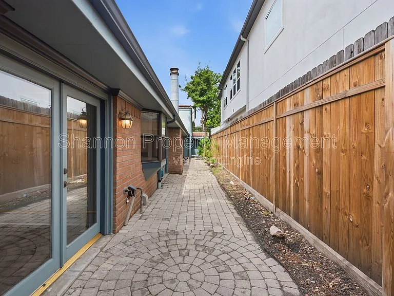 2501 Driscoll St — Photo 19