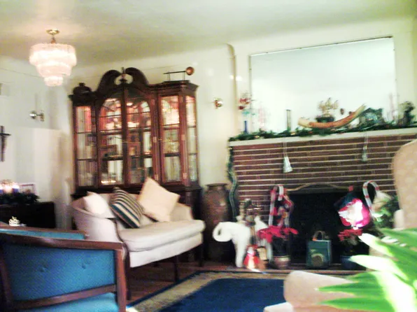 6907 Winchester Dr, Saint Louis, MO 63121