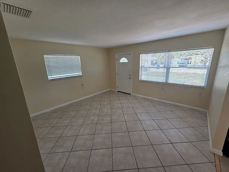 2910 W Pearl Ave — Photo 7