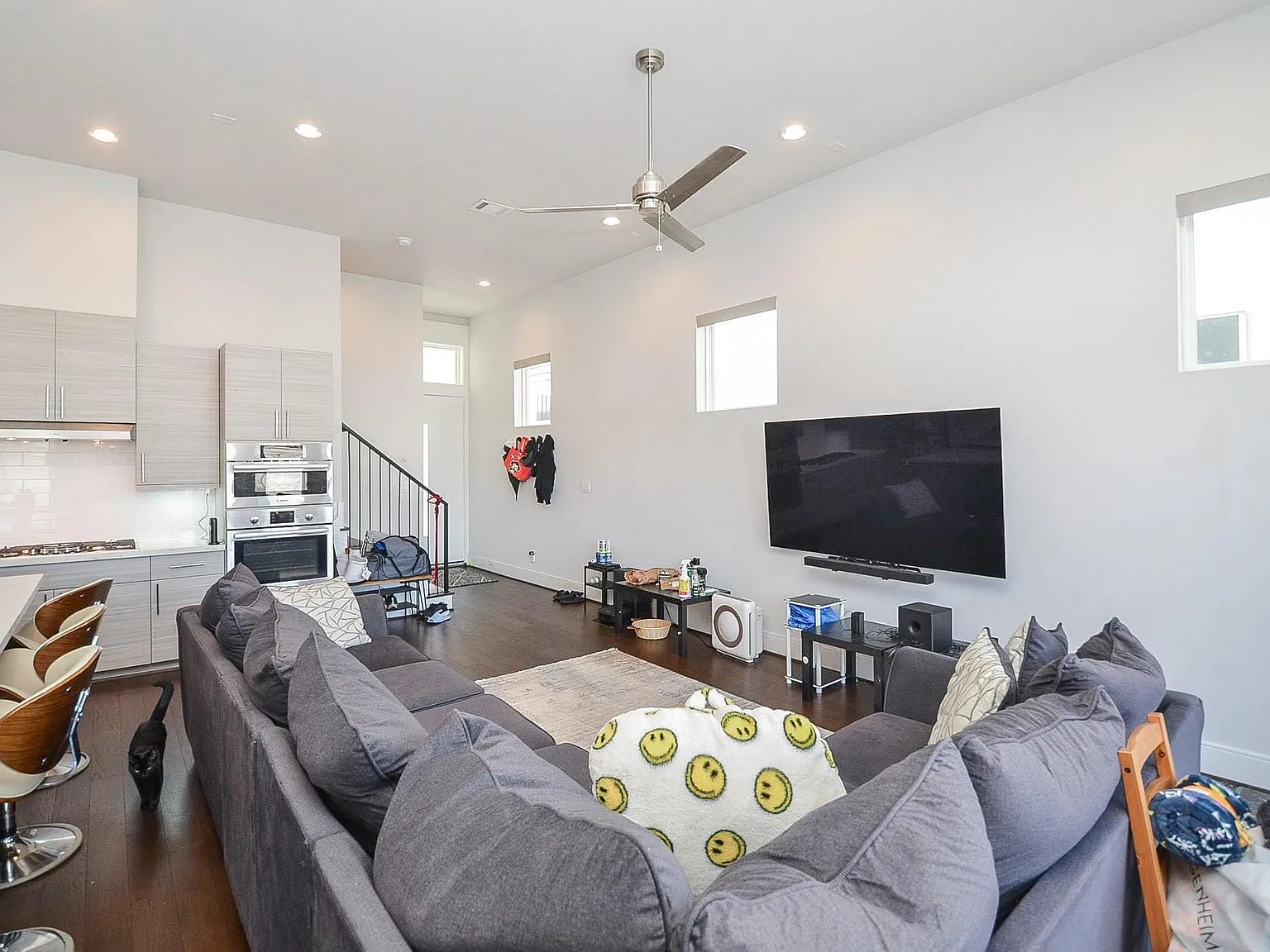 3 bed, 2.5 bath, 2023 sqft, $3,000 — Photo 3