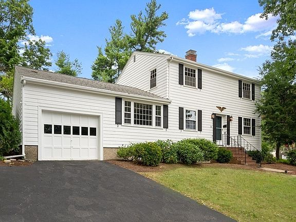 2nd image of 32 Nottingham Dr