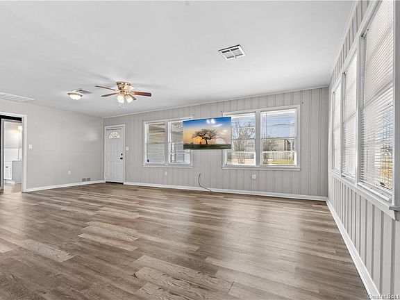 2nd image of 1906 Jones St