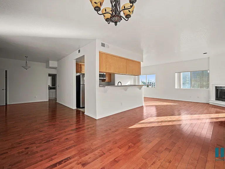 111 S Croft Ave — Photo 47