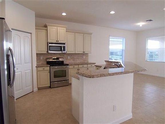 4th image of 4214 NW Oakbrook Cir