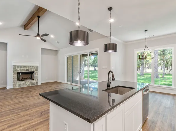 124 Colonial Dr, Mabank, TX 75156