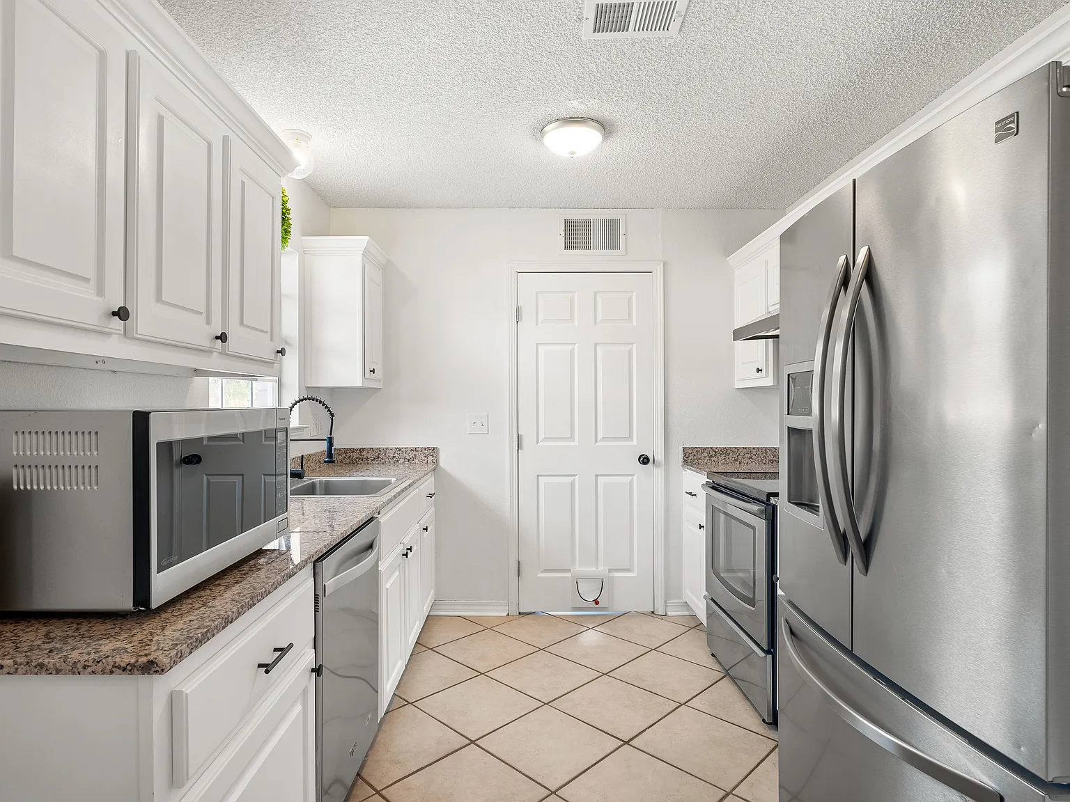 3 bed, 1107 sqft, $1,850 — Photo 3